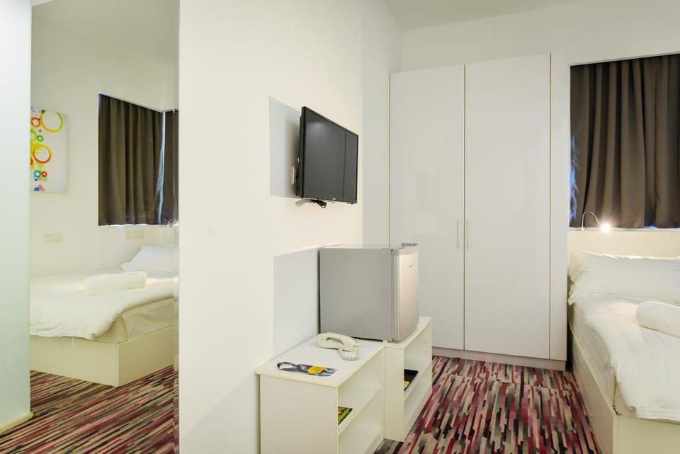 Bed, TV and multimedia, Photo of the whole room, Bedroom