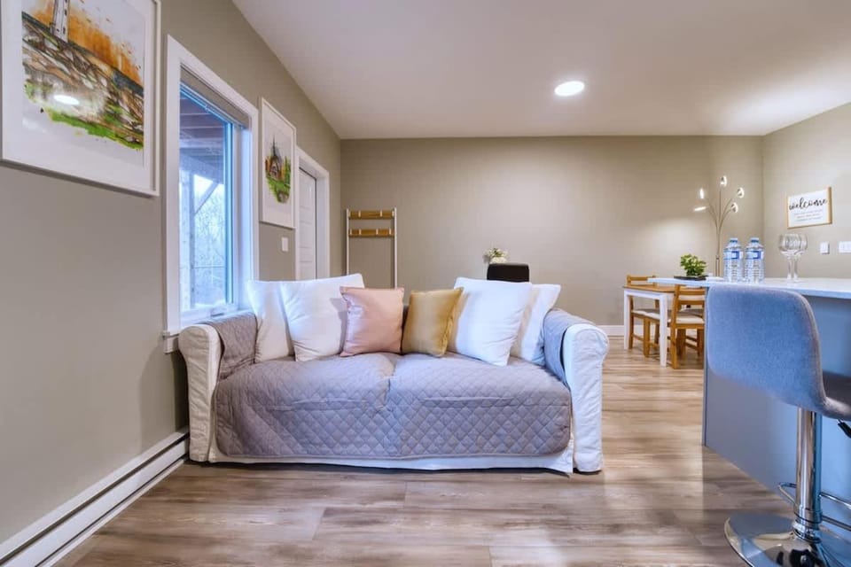 1 Bed - King size Nature to City Getaway House in Halifax