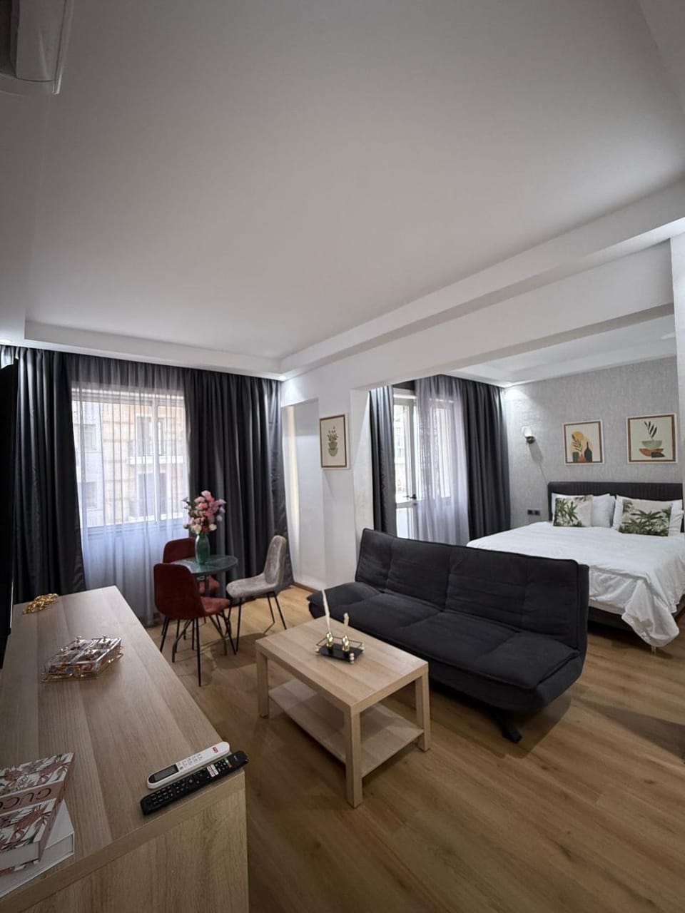 Bed, TV and multimedia, Living room, Photo of the whole room, Seating area, Bedroom