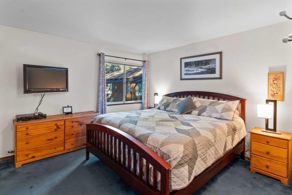 2BR Overlooks Shared Pool Near Gondola & Village House in Mammoth Lakes