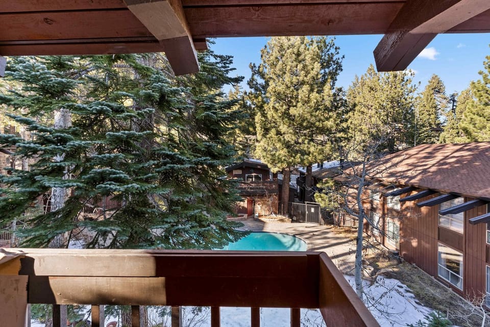 2BR Overlooks Shared Pool Near Gondola & Village House in Mammoth Lakes