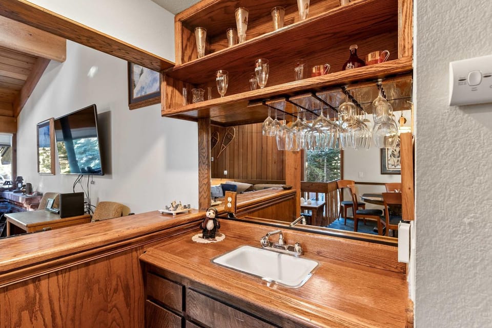 2BR Overlooks Shared Pool Near Gondola & Village House in Mammoth Lakes