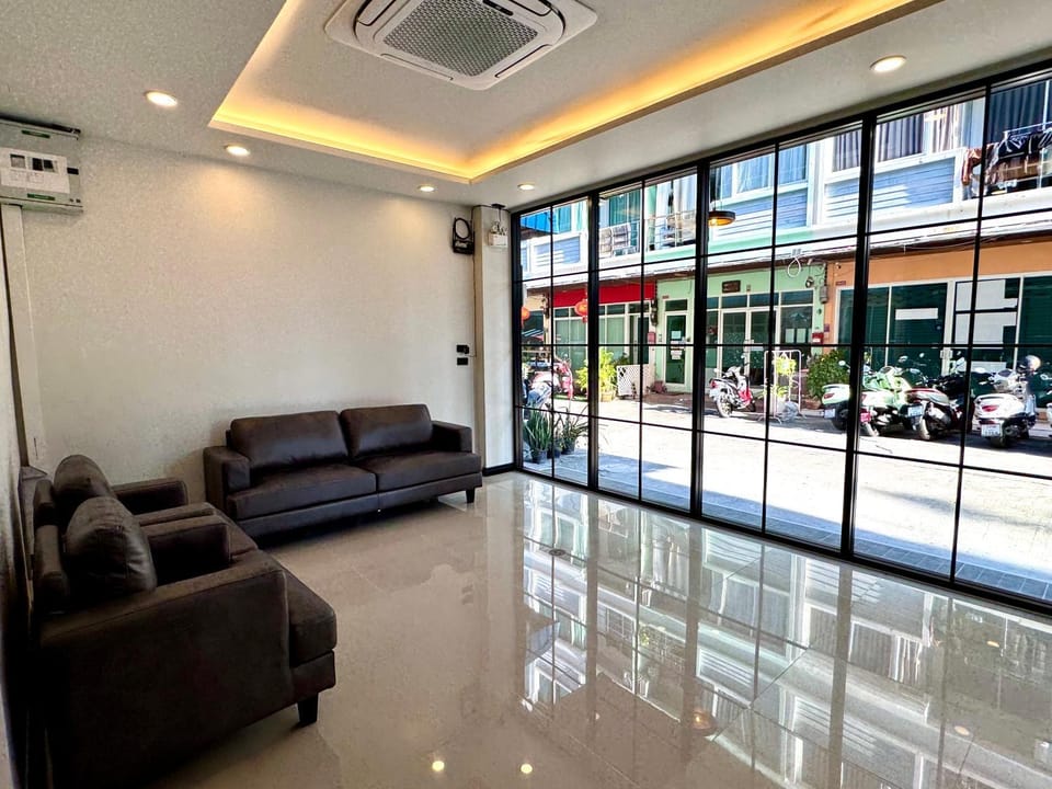 Black Pantera House Hotel in Patong