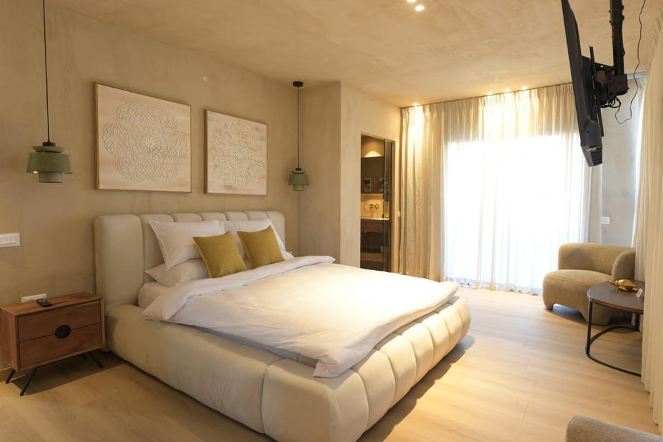 Photo of the whole room, Bedroom