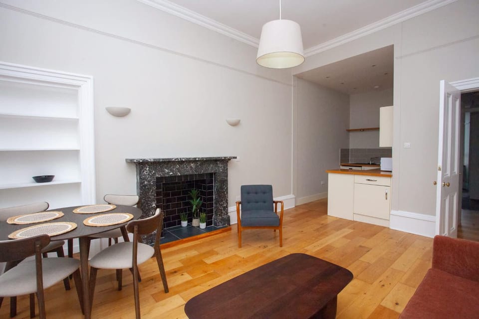 Stylish Southside 2 Bedroom Flat with Free Parking Apartment in Glasgow