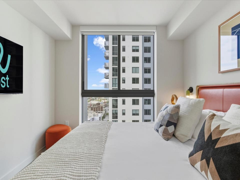 Bed, TV and multimedia, Seating area, Bedroom