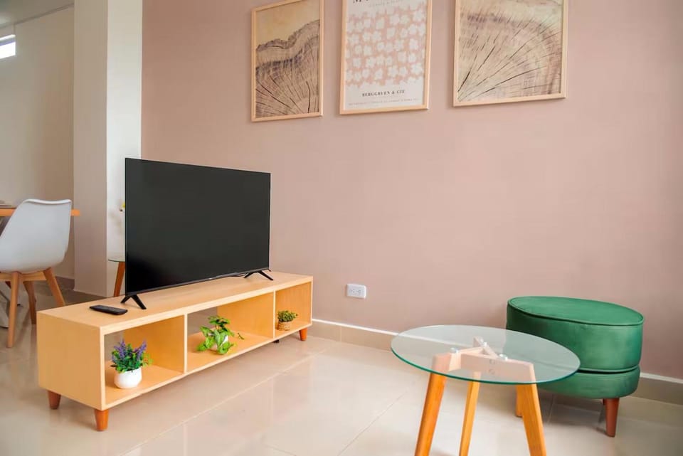 Communal lounge/ TV room, TV and multimedia, Living room, Seating area, Evening entertainment