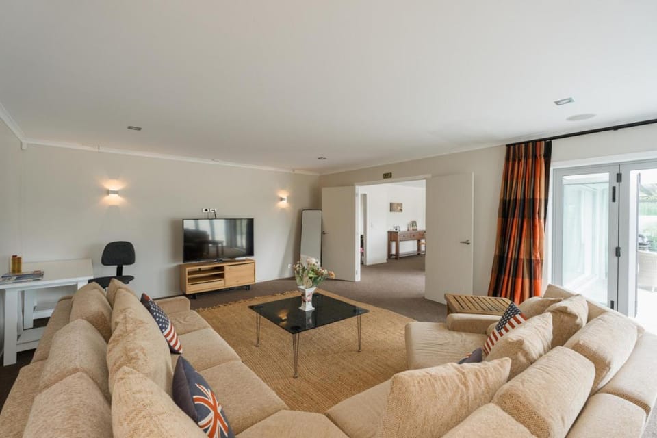 Communal lounge/ TV room, TV and multimedia, Living room, Seating area, Evening entertainment