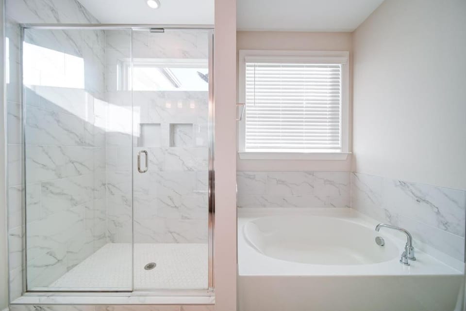 Luxury 4BR Escape - Premium Modern Comfort House in Pineville