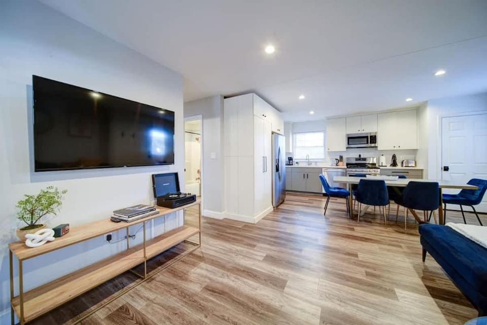 Stylish 4BR Home - Modern & Bright Interior House in Charlotte