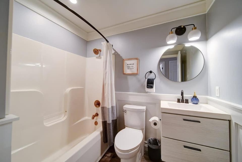 Stylish 4BR Home - Modern & Bright Interior House in Charlotte