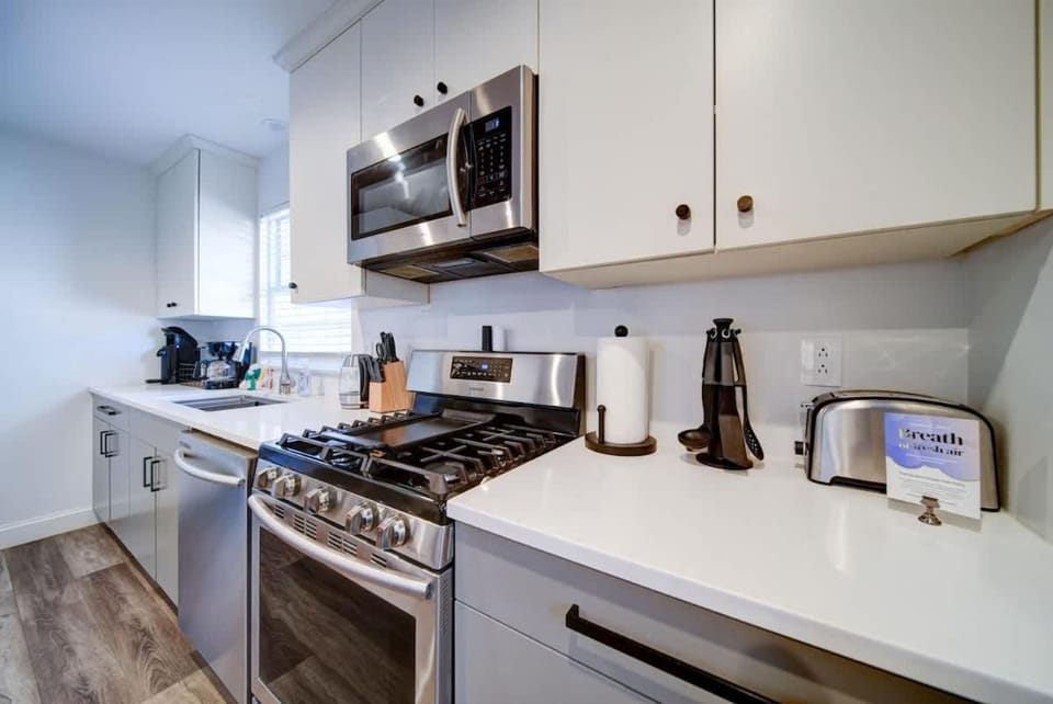 Stylish 4BR Home - Modern & Bright Interior House in Charlotte