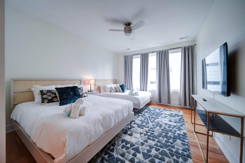 Luxe Townhome Rooftop Hot Tub Parking House in Charlotte