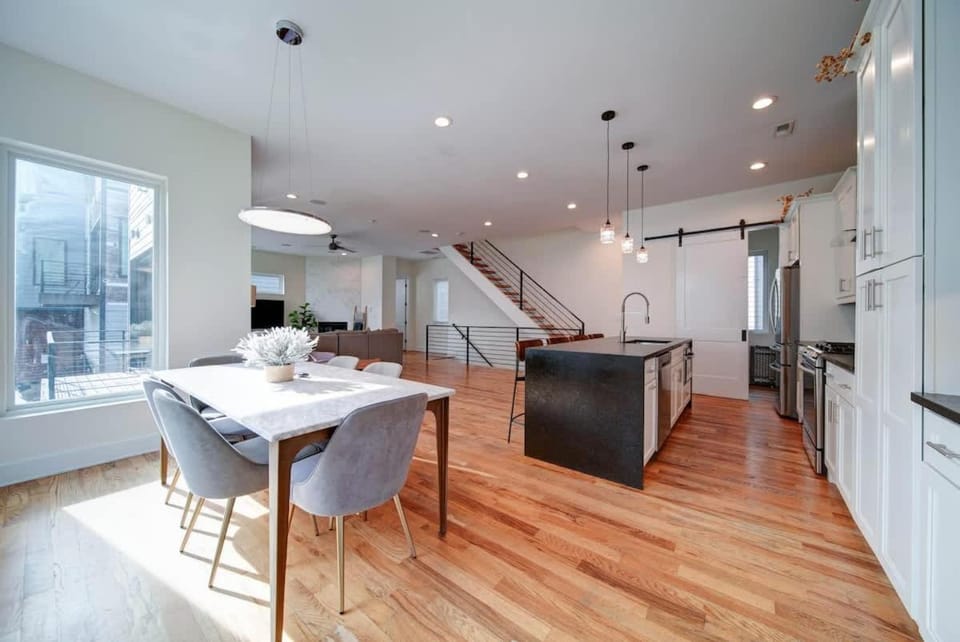 Luxe Townhome Rooftop Hot Tub Parking House in Charlotte