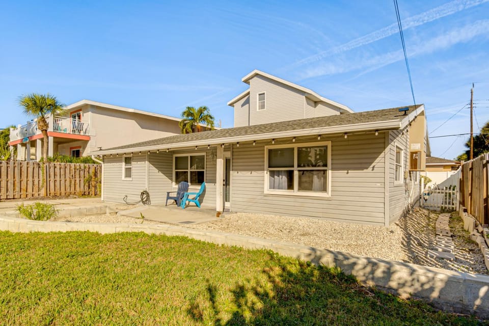 Unwind Poolside + Walk to Beach! Sarasota Retreat House in Florida