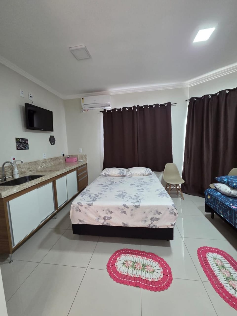Bed, TV and multimedia, Photo of the whole room, Seating area, Bedroom, air conditioner