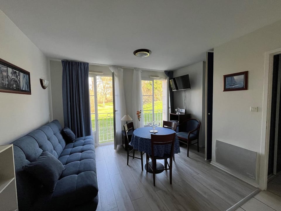 Charmant T2 avec Piscine Commune et WIFI à 200m des Thermes - FR-1-541-175 Apartment in Nouvelle-Aquitaine