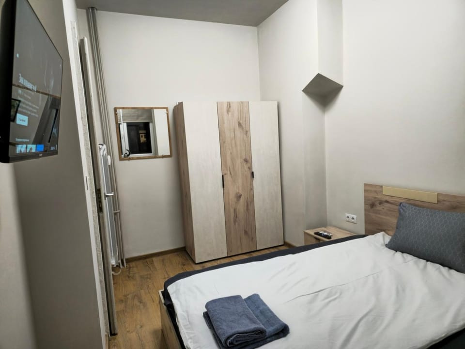 Bed, TV and multimedia, Photo of the whole room, Bedroom, wardrobe