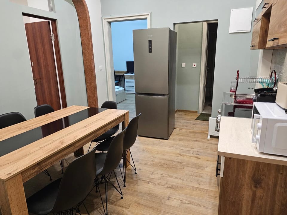 Kitchen or kitchenette, Dining area, oven, stove