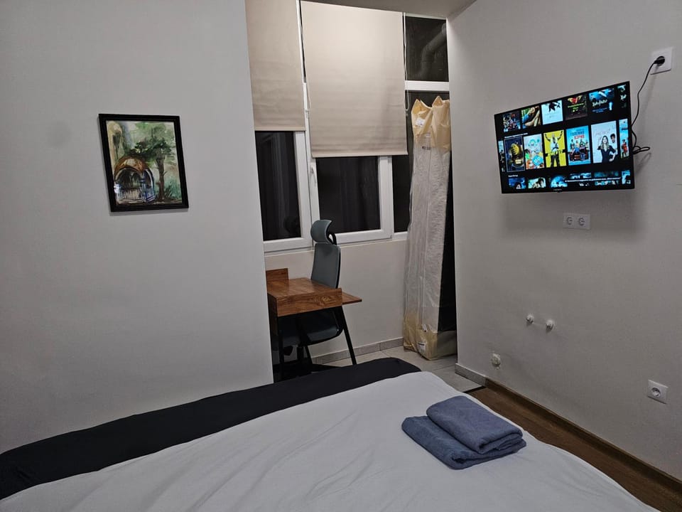 Bed, TV and multimedia, Bedroom, towels
