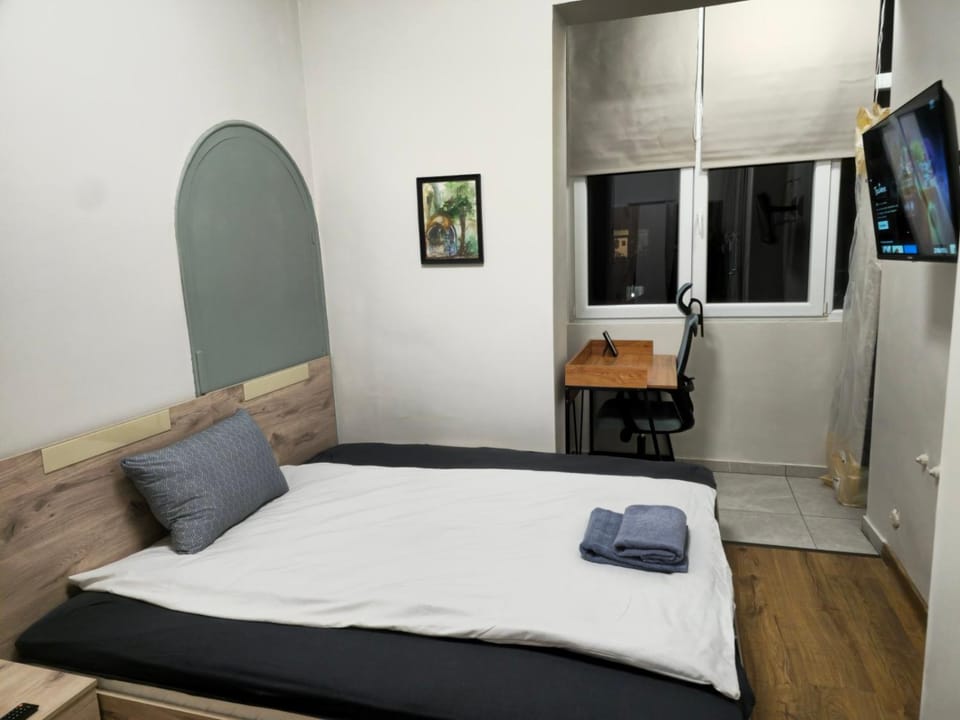 Bed, TV and multimedia, Photo of the whole room, Bedroom, towels