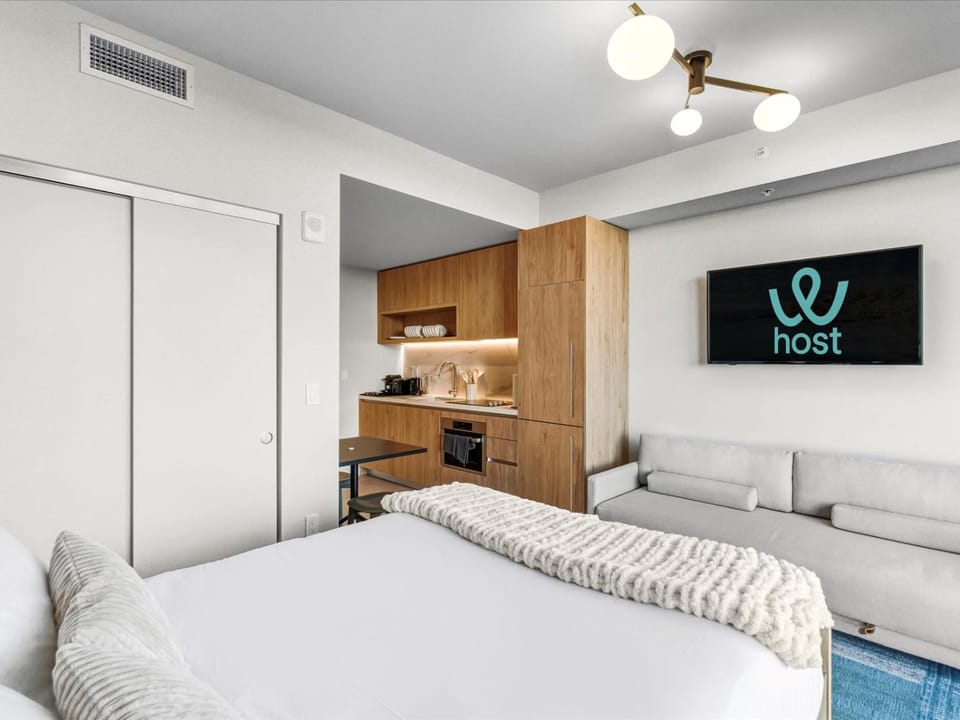 Bed, TV and multimedia, Seating area