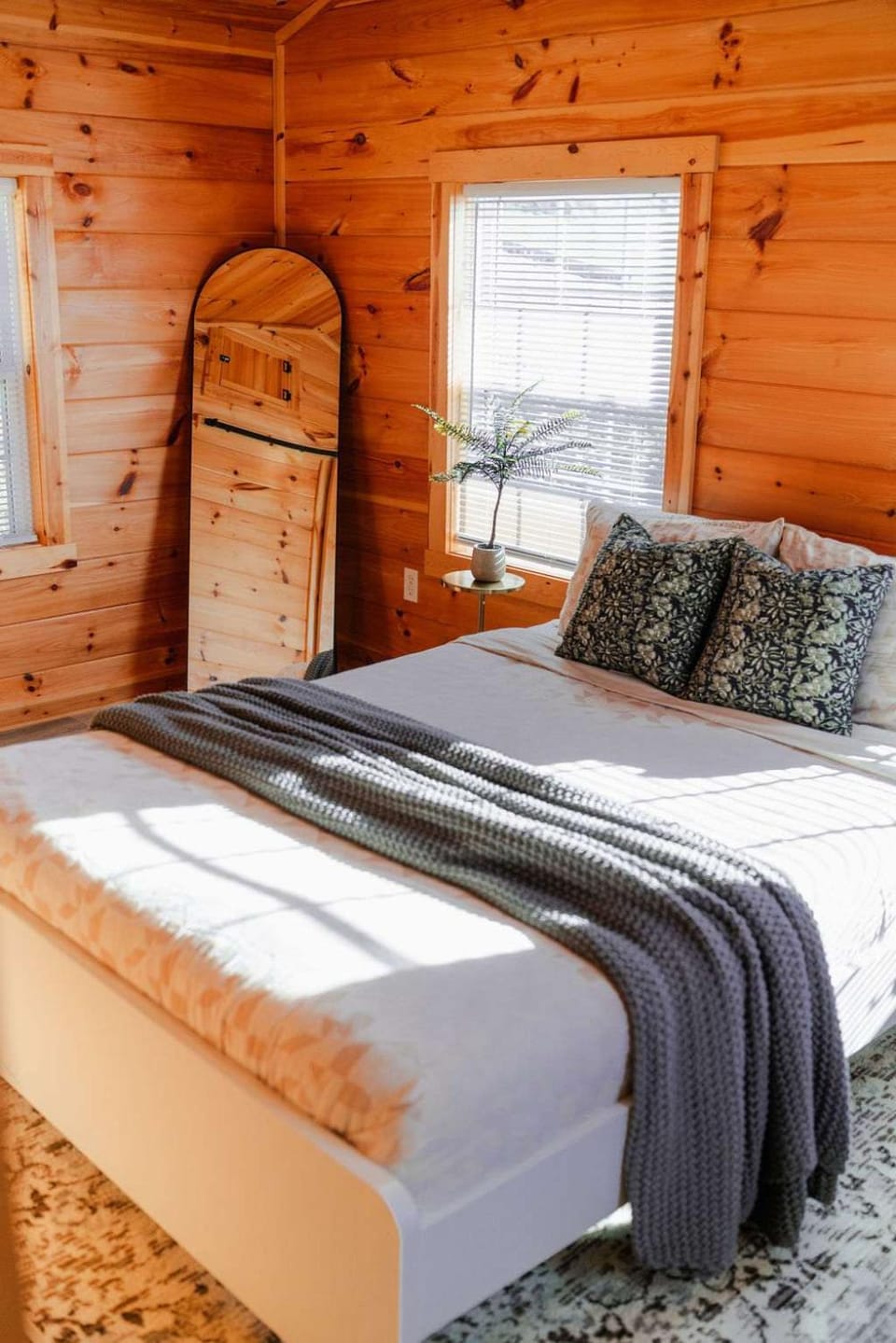 Cedar Wrapped Cozy Villa Cabin - 4 miles from Trails Cabin in Perry Township