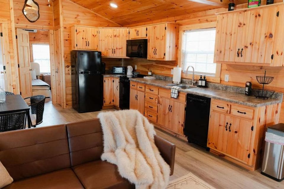 Cedar Wrapped Cozy Villa Cabin - 4 miles from Trails Cabin in Perry Township