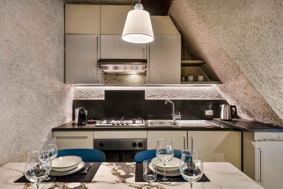 Kitchen or kitchenette, Dining area