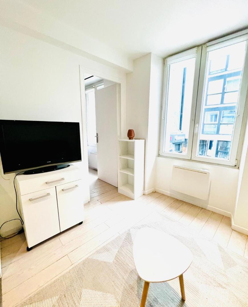 Bright 1 bedroom first floor near Republique Paris 10 Apartment in Paris