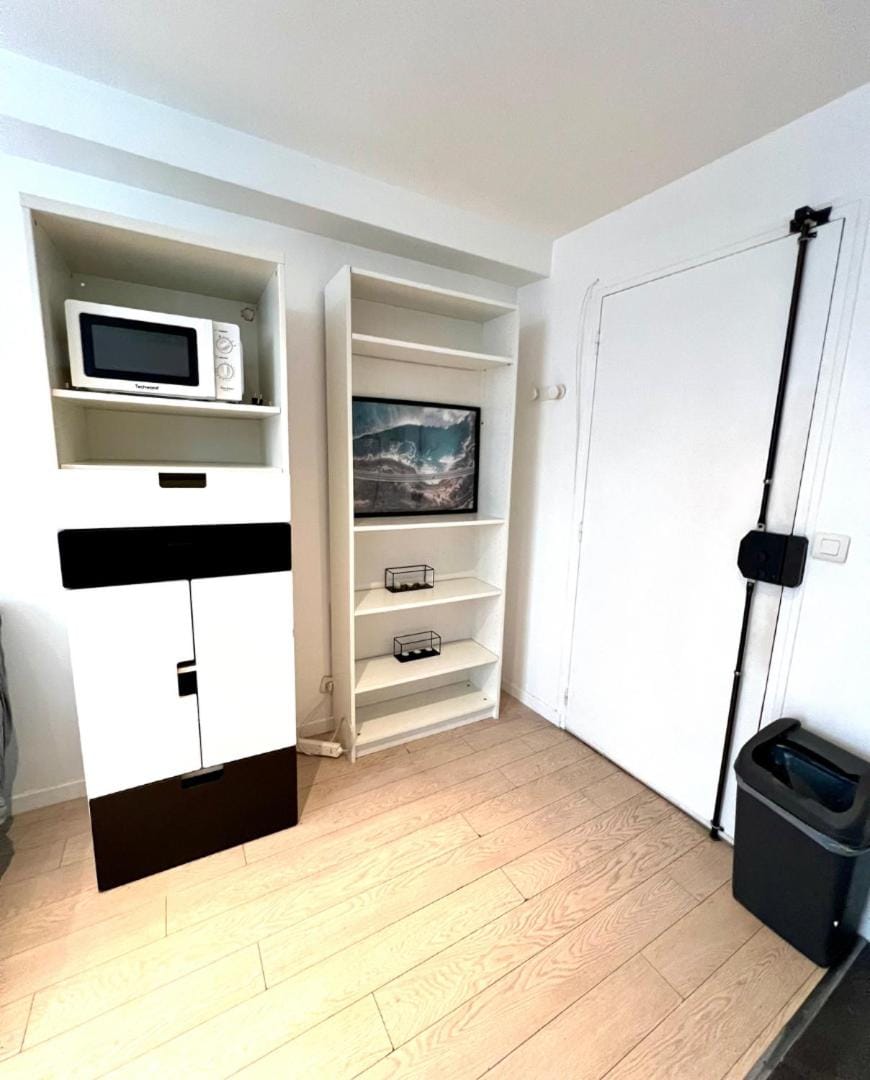 Bright 1 bedroom first floor near Republique Paris 10 Apartment in Paris