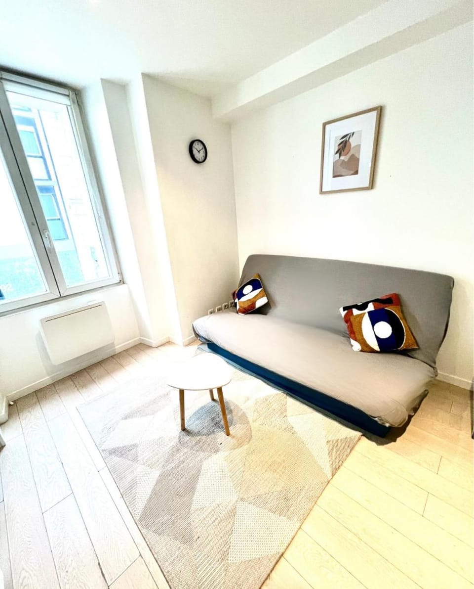Bright 1 bedroom first floor near Republique Paris 10 Apartment in Paris