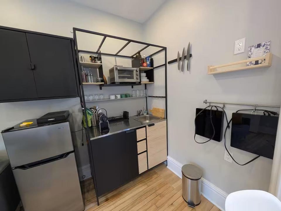 Kitchen or kitchenette, oven, stove