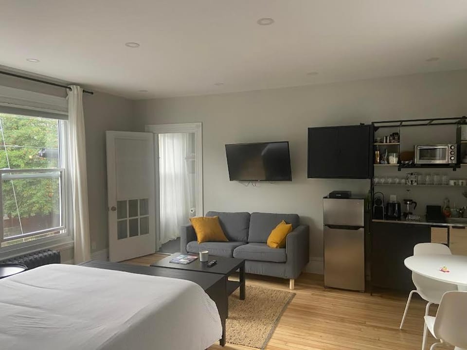 Bed, Kitchen or kitchenette, Living room, Photo of the whole room, Dining area