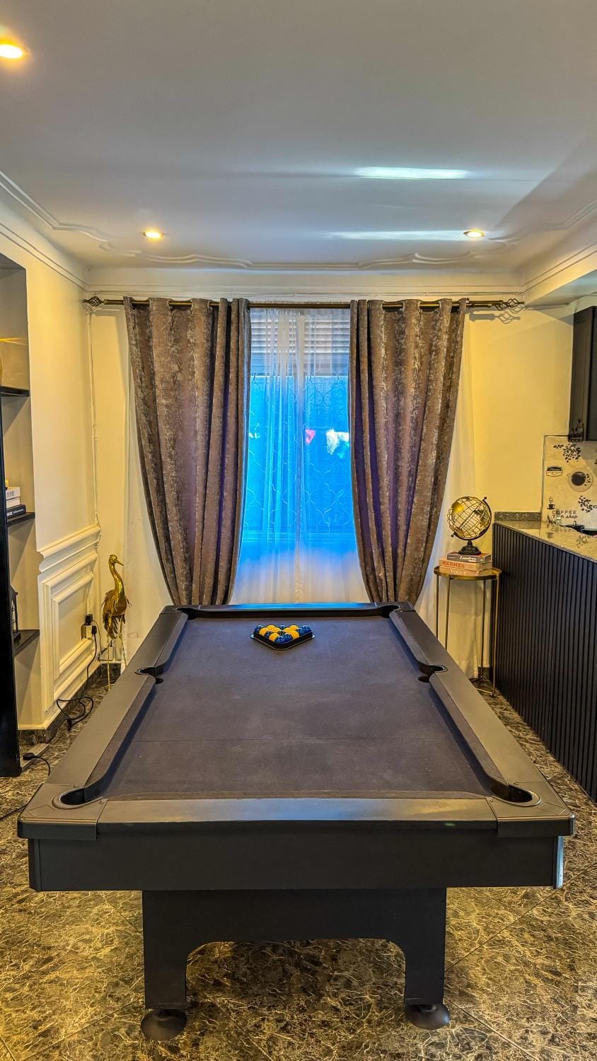 Billiard, Game Room