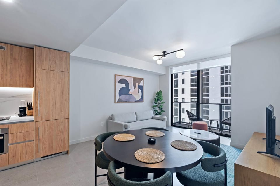 TV and multimedia, Kitchen or kitchenette, Living room, Photo of the whole room, Dining area