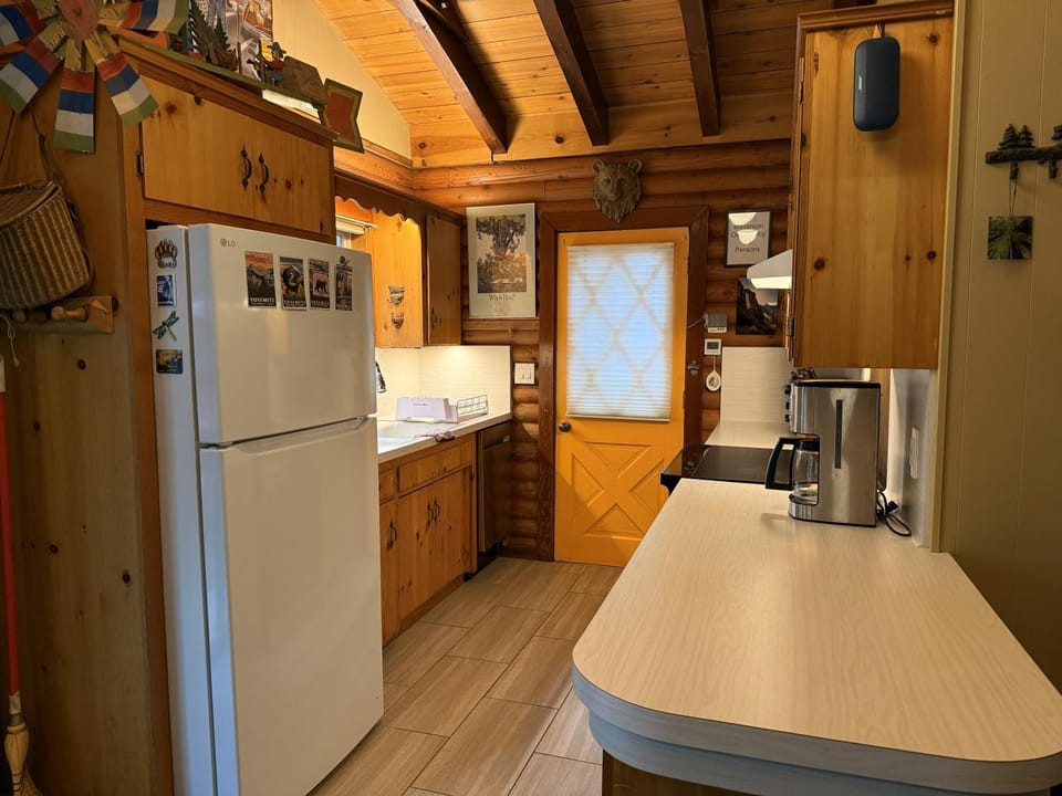 45R Camp Duke House in Sierra Nevada