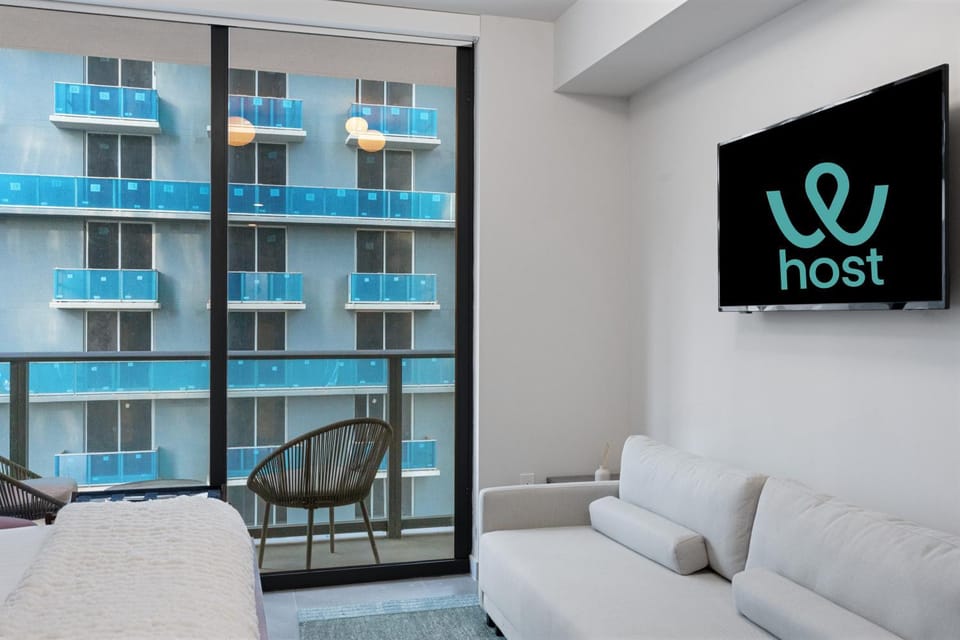 Bed, TV and multimedia, Seating area