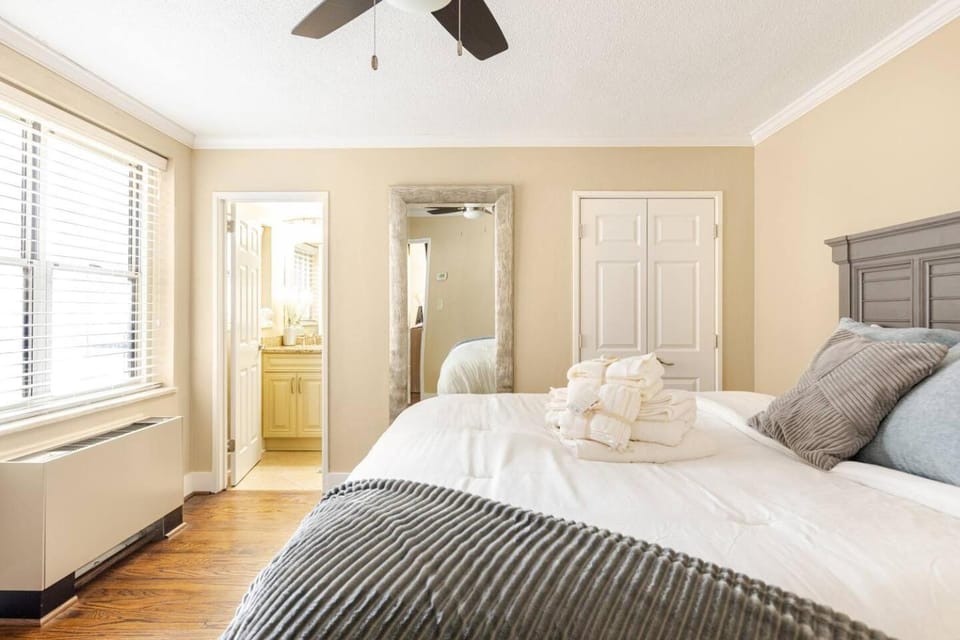 Bed, Photo of the whole room, Bedroom, towels