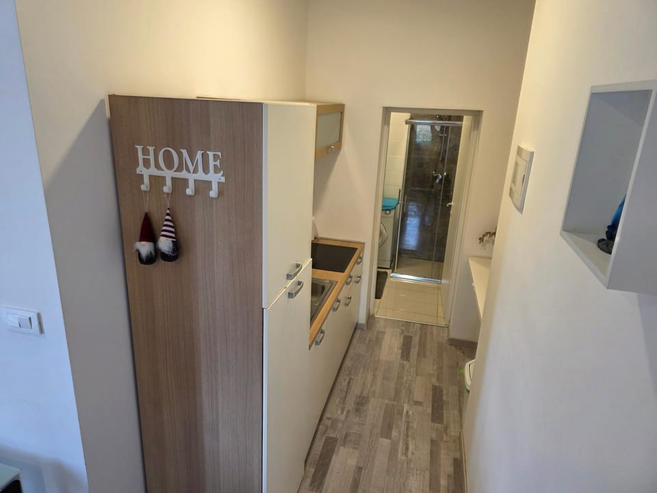 Communal lounge/ TV room, TV and multimedia, Living room, Seating area, air conditioner
