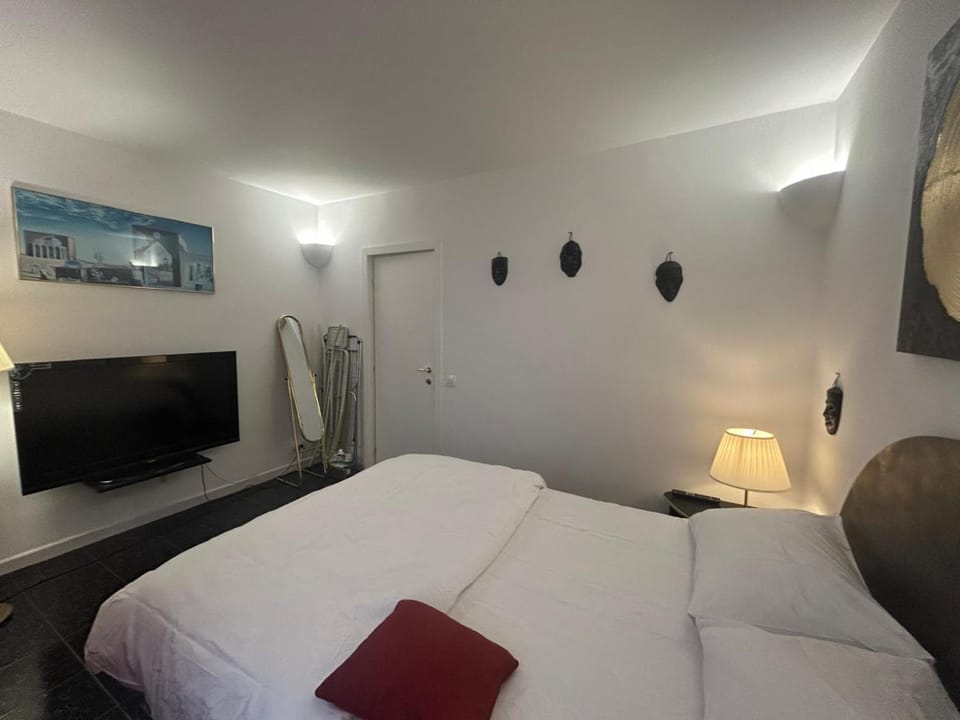 Bed, TV and multimedia, Bedroom
