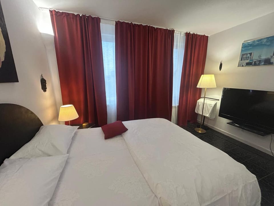 Bed, TV and multimedia, Bedroom