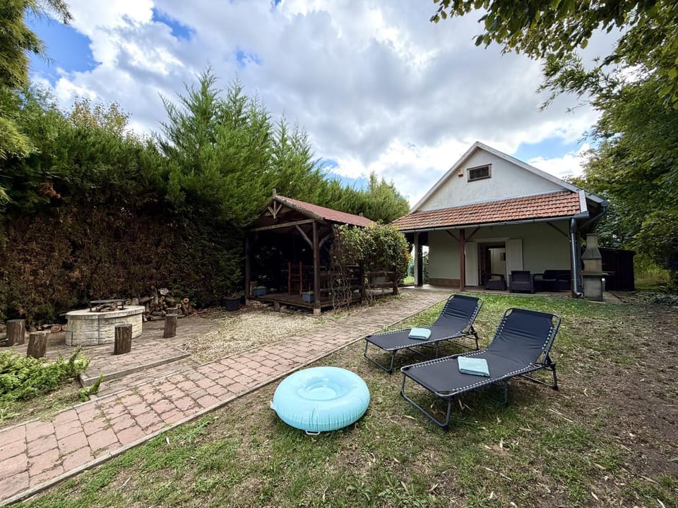 Property building, Day, Garden, Garden view