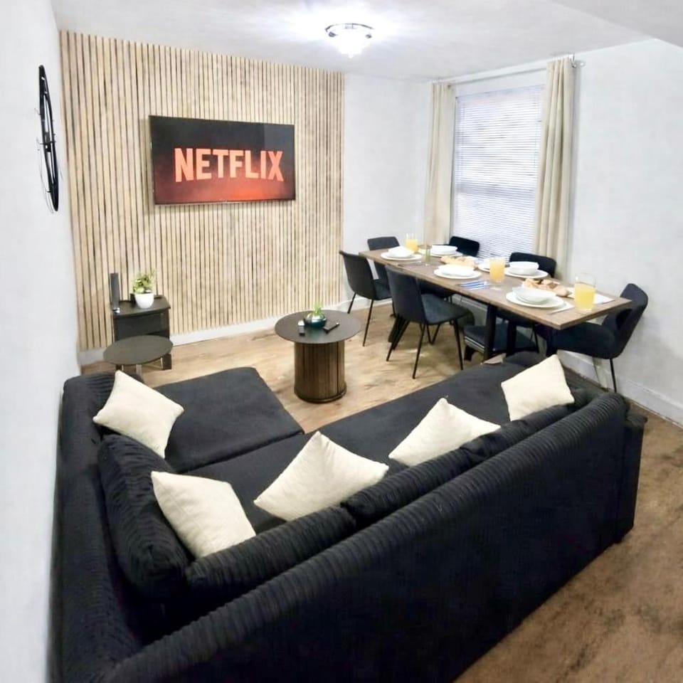 Communal lounge/ TV room, TV and multimedia, Living room, Dining area, internet