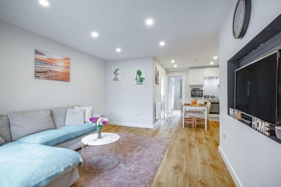 2 Bedroom Apartment With Parking Apartment in Isleworth
