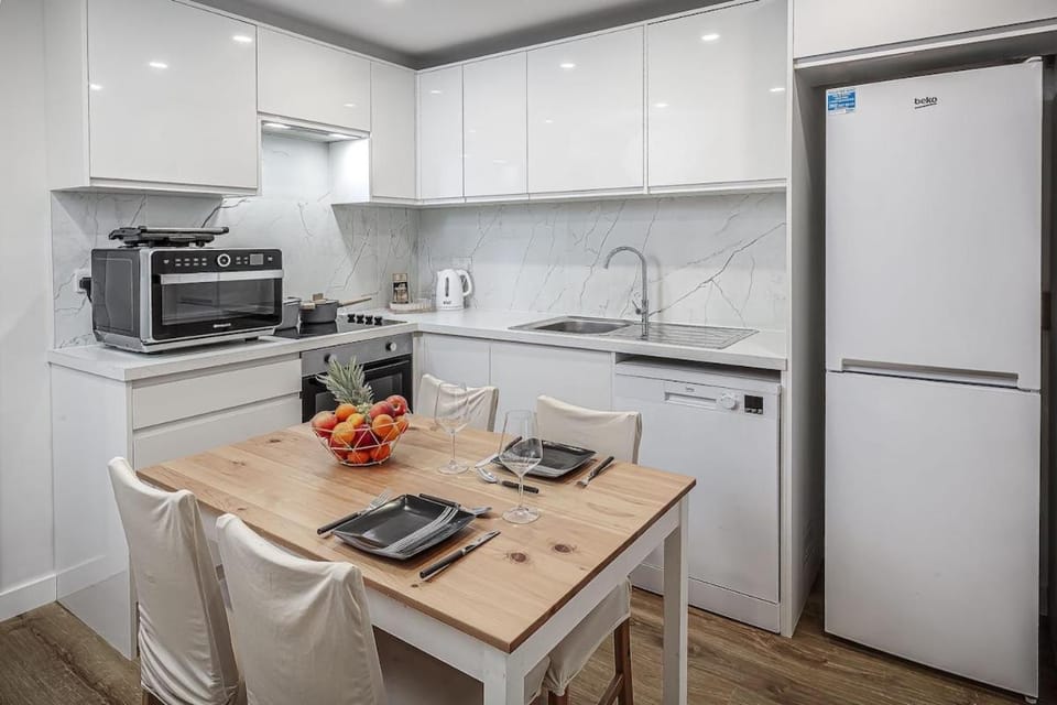 2 Bedroom Apartment With Parking Apartment in Isleworth