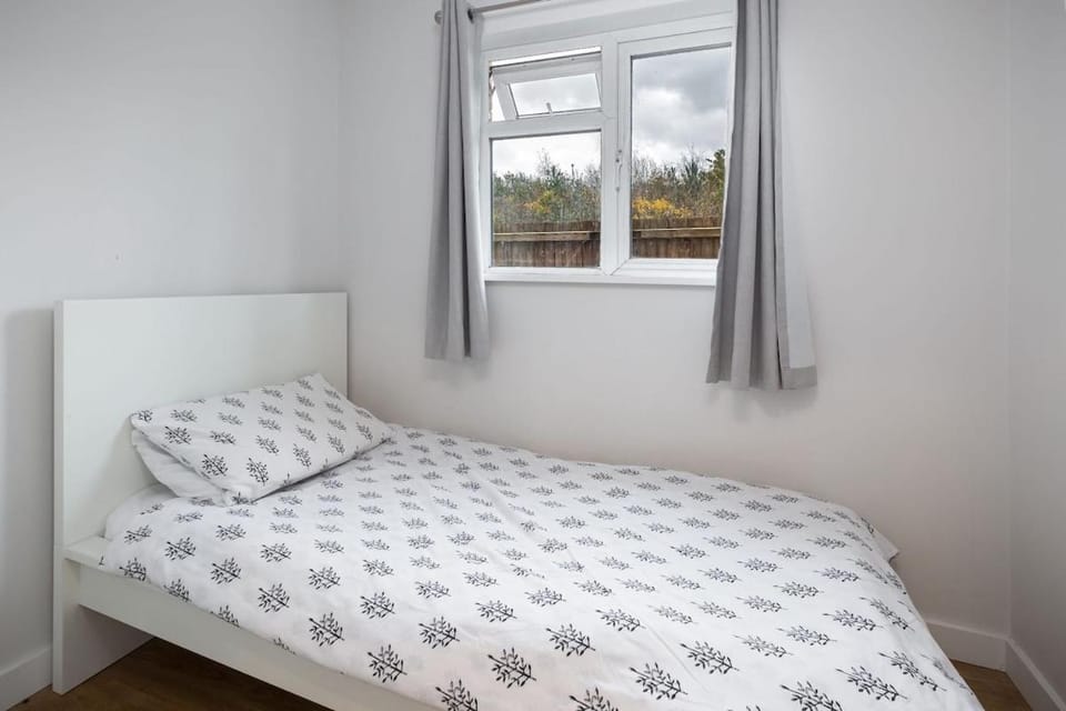 2 Bedroom Apartment With Parking Apartment in Isleworth