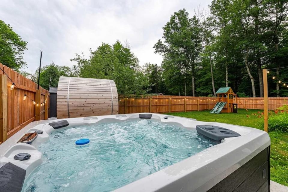 Mountain Getaway Sauna Outdoor Games Hot Tub House in North Conway