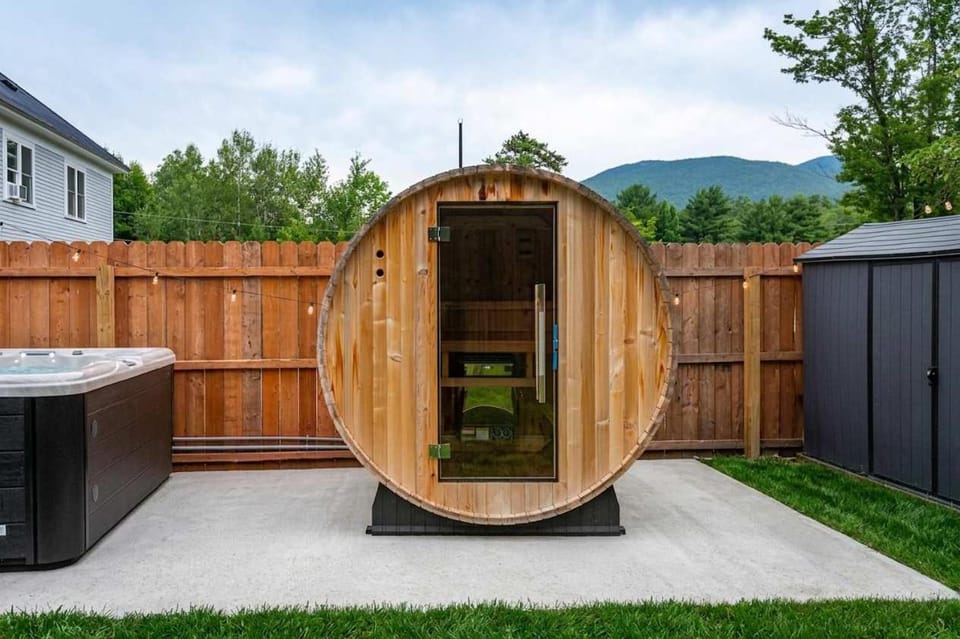 Mountain Getaway Sauna Outdoor Games Hot Tub House in North Conway