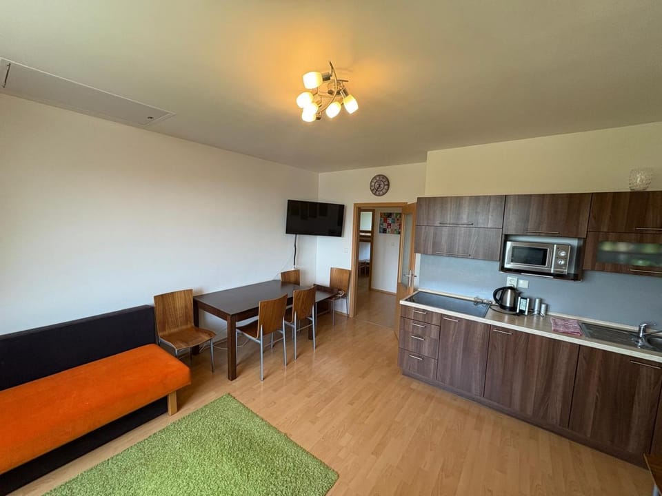 Coffee/tea facilities, Kitchen or kitchenette, Living room, Seating area, Dining area, minibar, stove